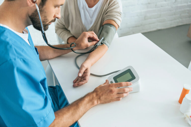 Blutdruck im Blick: Warum regelmäßiges Messen ab einem gewissen Alter zur Gesundheitsvorsorge gehört